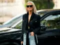 Mujer con gafas de sol y chaqueta negra, lista para salir a comer informal en invierno.