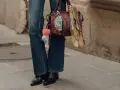 Botas negras y vaqueros acampanados, el look perfecto de zapatos para llevar con vaqueros mujer.