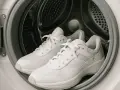 Zapatillas blancas listas para lavar en lavadora. Descubre a qué temperatura lavar zapatillas para que queden como nuevas.
