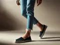 Mujer con vaqueros desgastados y alpargatas negras, un look casual perfecto para combinar alpargatas mujer.