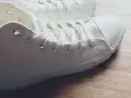Primer plano de unas zapatillas blancas de tela, listas para limpiar y lucir impecables.
