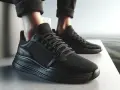 Un outfit moderno con zapatillas negras hombre, perfectas para cualquier aventura.