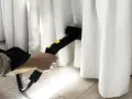Limpieza profunda de cortinas blancas con vapor. El vaporizador elimina manchas y desinfecta, dejando las cortinas impecables.