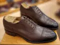 Elegantes zapatos de vestir marrones con puntera de cap toe y perforaciones. La talla UK se convierte a EU para un ajuste perfecto.