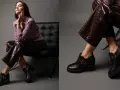 Outfits: mujer con botines negros y pantalones de efecto piel. Un look moderno para lucir botines con vaqueros.
