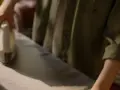Mano planchando lino en una tabla. El vapor ayuda a eliminar las arrugas de la tela.