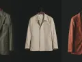 Tres chaquetas de lino en tonos verde, beige y terracota, un ejemplo de slow fashion atemporal y de calidad.