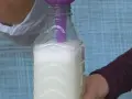 Vertiendo líquido en una botella para crear alternativas al suavizante.