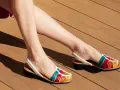 Sandalias de tiras multicolor que muestran como tiene que quedar una sandalia en el pie, cómodas y perfectas para el verano.