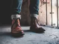 Un outfit con botines hombre: jeans doblados y botines de cuero marrón con cordones, listos para la aventura urbana.