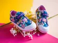 Zapatitos de bebé talla 17 con estampado floral, listos para los primeros pasos.