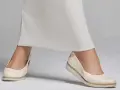 Zapatos cómodos y elegantes, ideales como calzado para pies cavos, con un diseño moderno y un acabado texturizado.