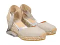 Alpargatas de cuña color beige con cintas grises. Perfectas para looks veraniegos y cómodos.