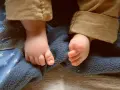 Los pies de mi bebe están calientitos y un poco húmedos, envueltos en mantas.
