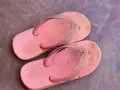 Chanclas de goma rosadas y sucias, listas para aprender como limpiar chanclas de goma y dejarlas como nuevas.