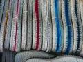 Esparteñas de colores vibrantes, listas para limpiar esparto con bicarbonato y lucir impecables.