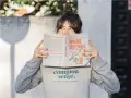 Mujer leyendo "Armario Sostenible", un libro sobre slow fashion España.