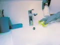 Manos con guantes limpian lavabo. Se usa un paño amarillo y un dispensador blanco.