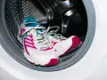 Zapatillas deportivas blancas con detalles fucsia y turquesa listas para ser lavadas en la lavadora. ¡Sí, se pueden lavar las Skechers en la lavadora!