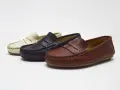 Tres mocasines de niño en colores crema, azul marino y marrón. Ideales para combinar con cualquier atuendo.