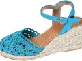 Cuñas ibicencas azules de crochet con correa al tobillo y cuña de esparto. Perfectas para un look veraniego.
