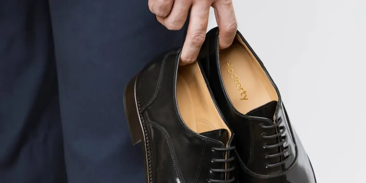 Elegantes zapatos negros de cordones, perfectos para el protocolo de boda hombre.