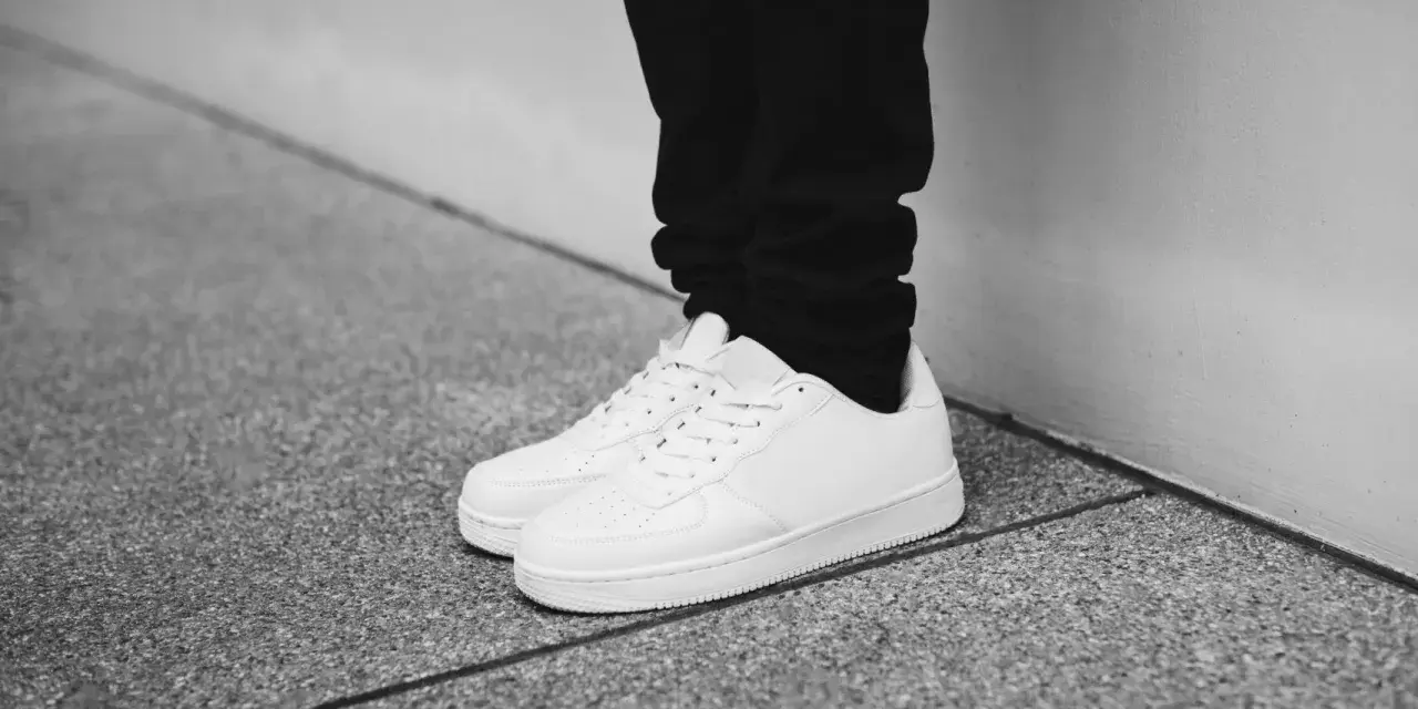 Unas zapatillas blancas impecables, listas para blanquear suela zapatillas y lucir como nuevas.