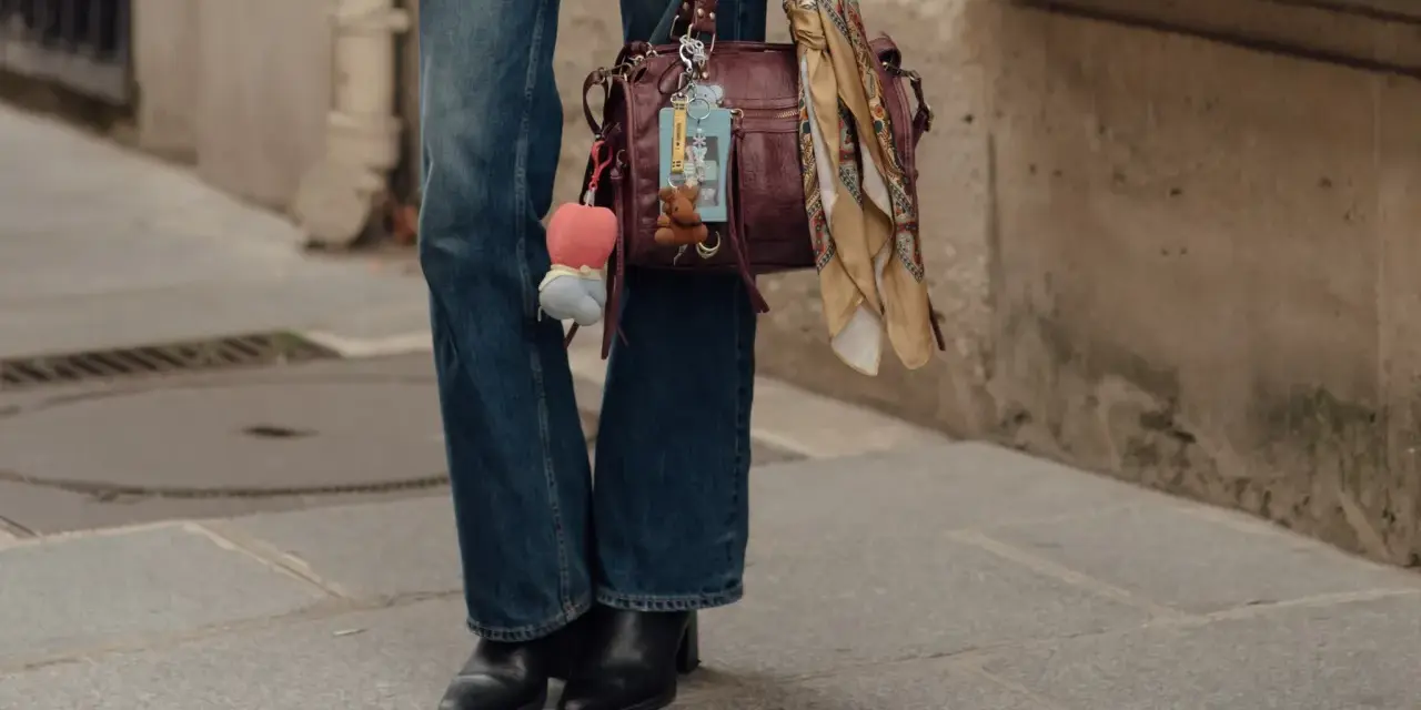 Botas negras y vaqueros acampanados, el look perfecto de zapatos para llevar con vaqueros mujer.