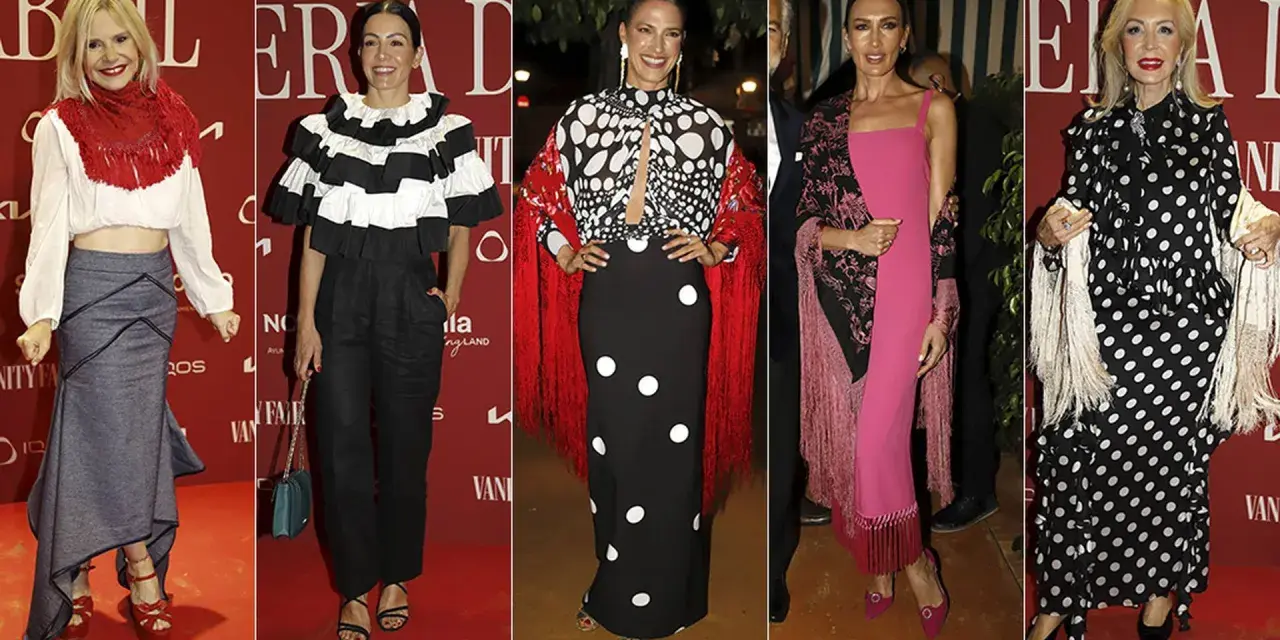 Cinco mujeres posan en una alfombra roja. Una lleva un look con lunares y un chal rojo, como un pescaito.
