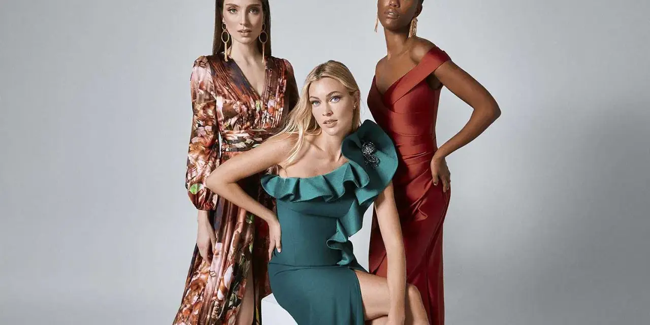 Tres mujeres posan con vestidos de gala. Una lleva un vestido verde con volantes, ideal para combinar un vestido verde para una boda.