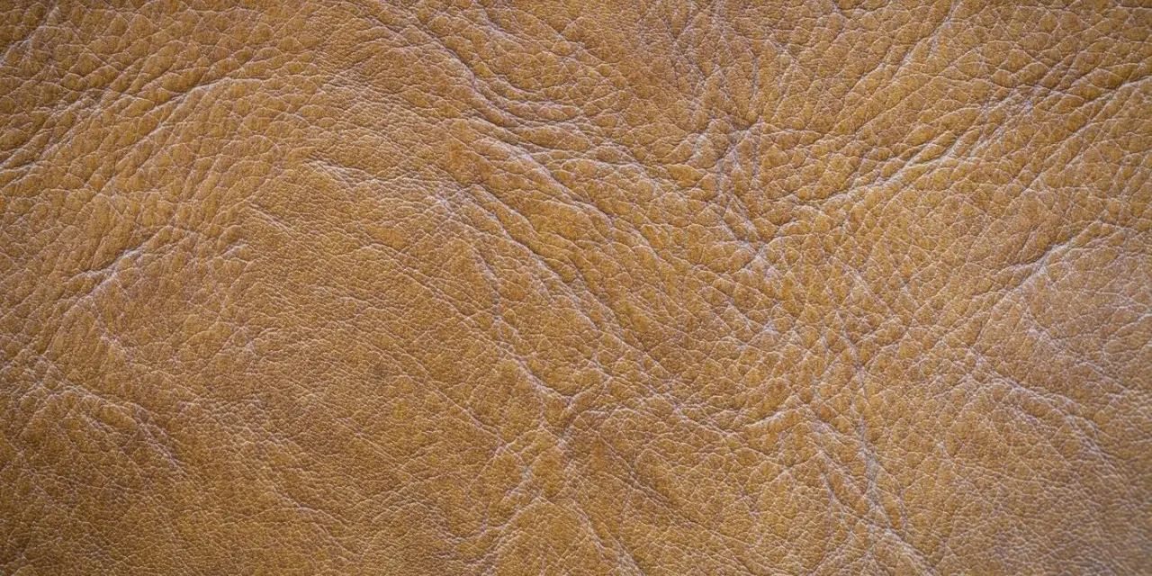 Textura de serraje marrón, que es un tipo de cuero con un acabado rugoso y natural, ideal para calzado o accesorios.