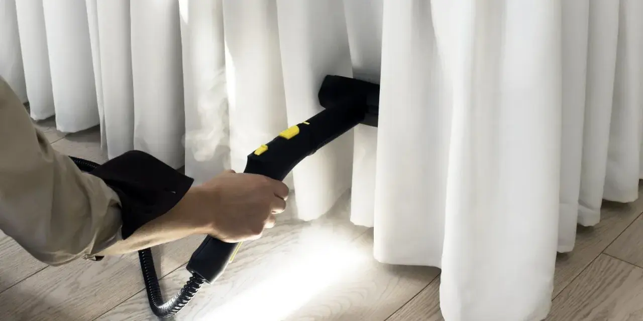 Limpieza profunda de cortinas blancas con vapor. El vaporizador elimina manchas y desinfecta, dejando las cortinas impecables.