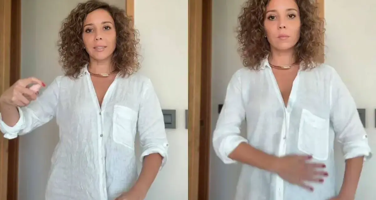 Mujer muestra cómo planchar ropa sin plancha, rociando con spray y alisando con las manos.