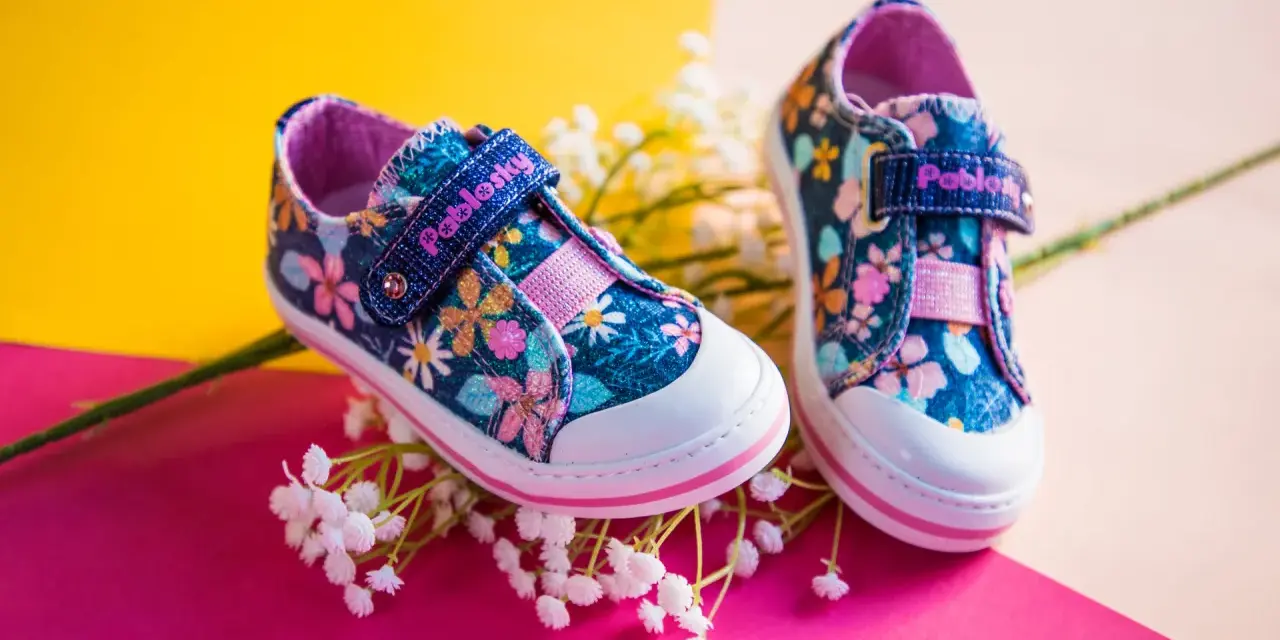 Zapatitos de bebé talla 17 con estampado floral, listos para los primeros pasos.