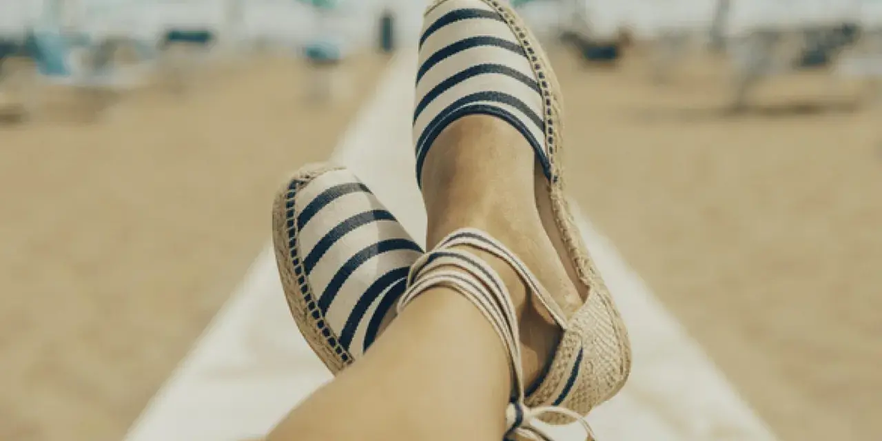Zapatillas de esparto a rayas, listas para lavar en lavadora y lucir frescas en la playa.