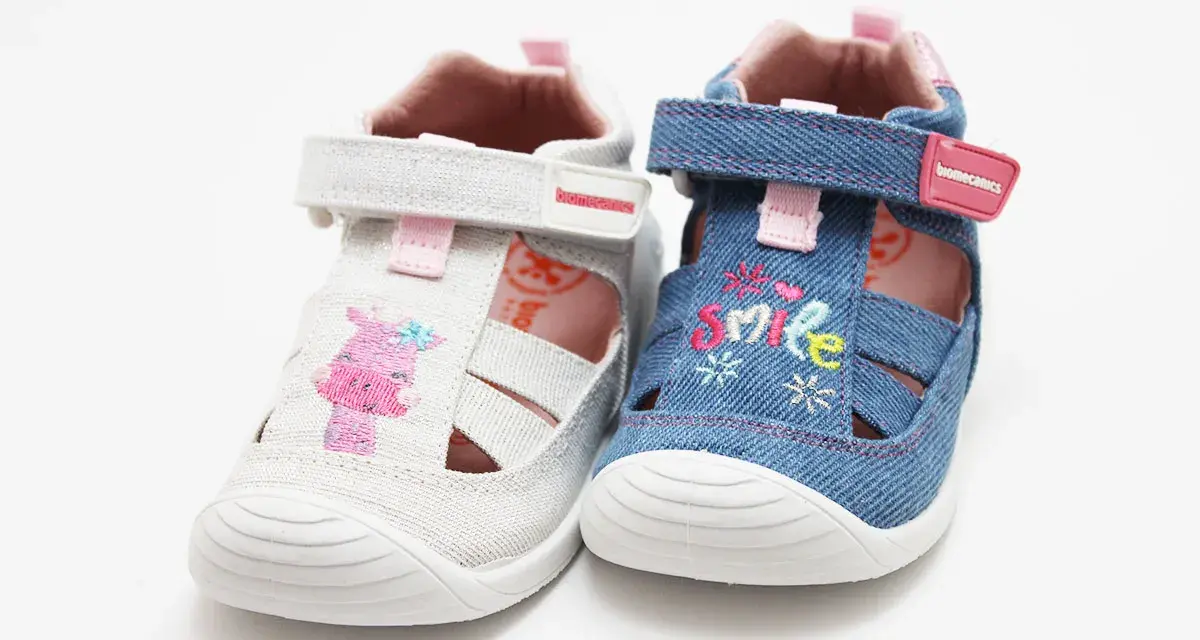 Sandalias Biomecanics de lona: una blanca con jirafa, otra vaquera con "smile".