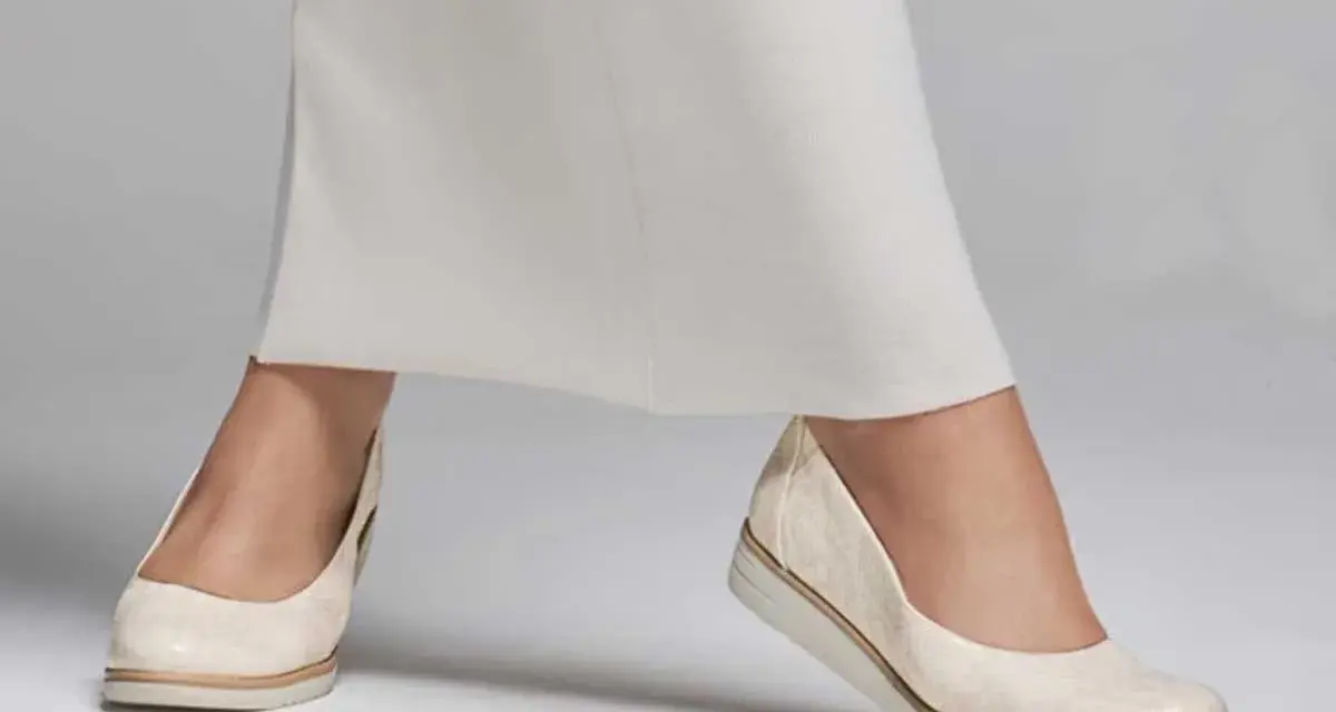 Zapatos cómodos y elegantes, ideales como calzado para pies cavos, con un diseño moderno y un acabado texturizado.