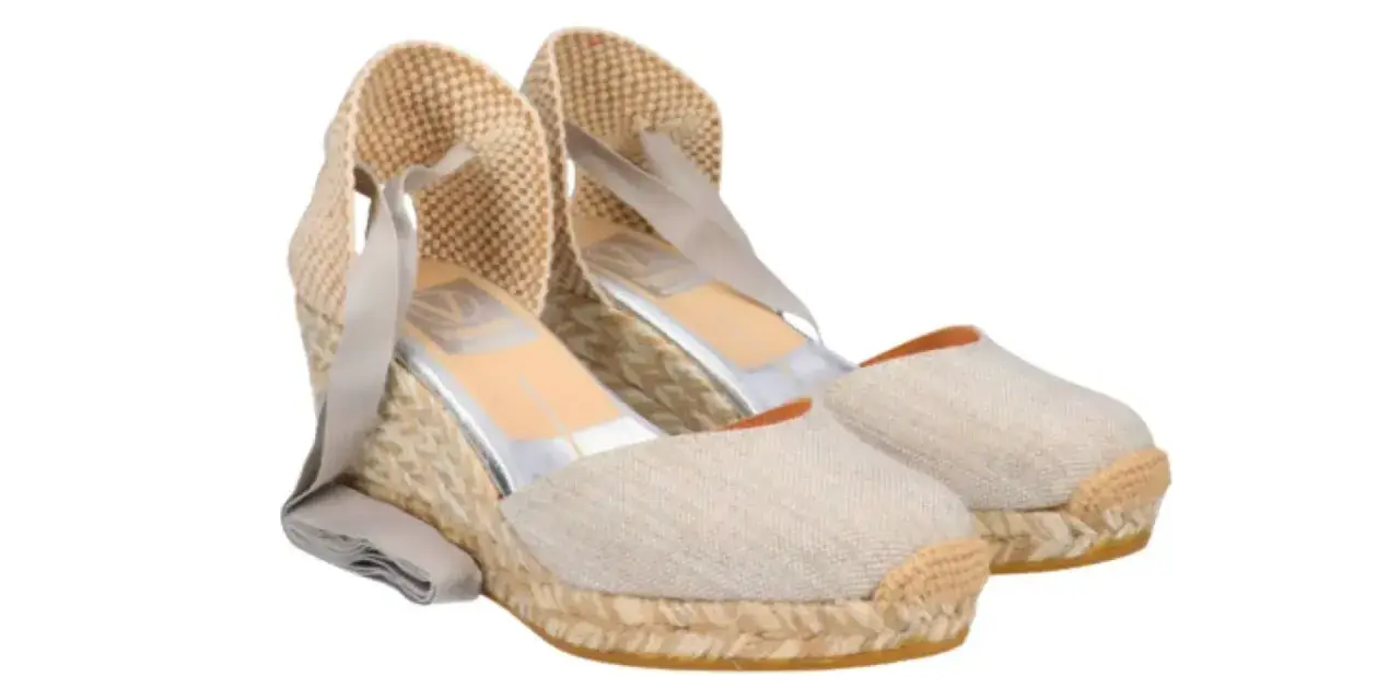 Alpargatas de cuña color beige con cintas grises. Perfectas para looks veraniegos y cómodos.