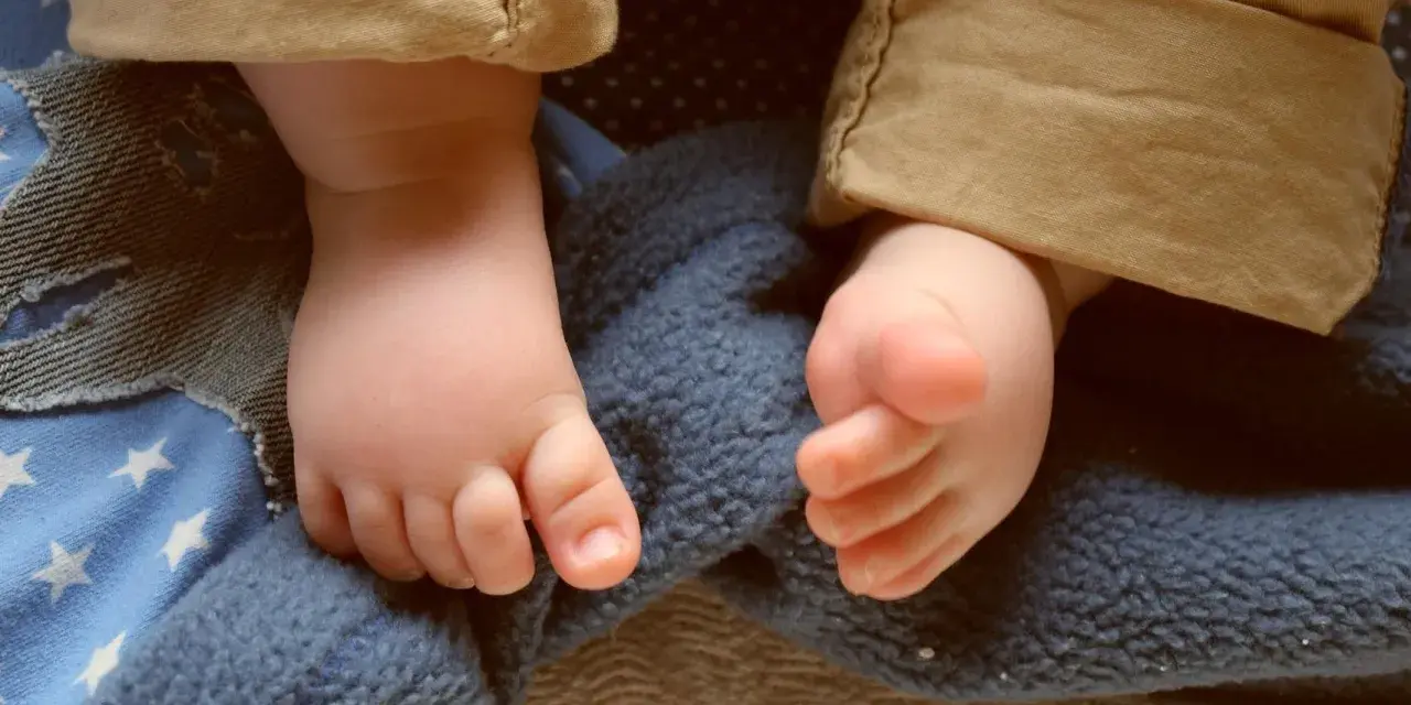 Los pies de mi bebe están calientitos y un poco húmedos, envueltos en mantas.