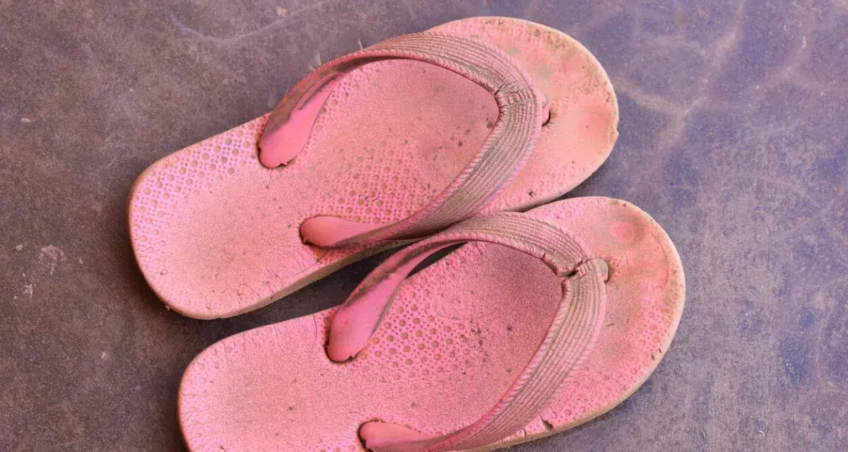 Chanclas de goma rosadas y sucias, listas para aprender como limpiar chanclas de goma y dejarlas como nuevas.