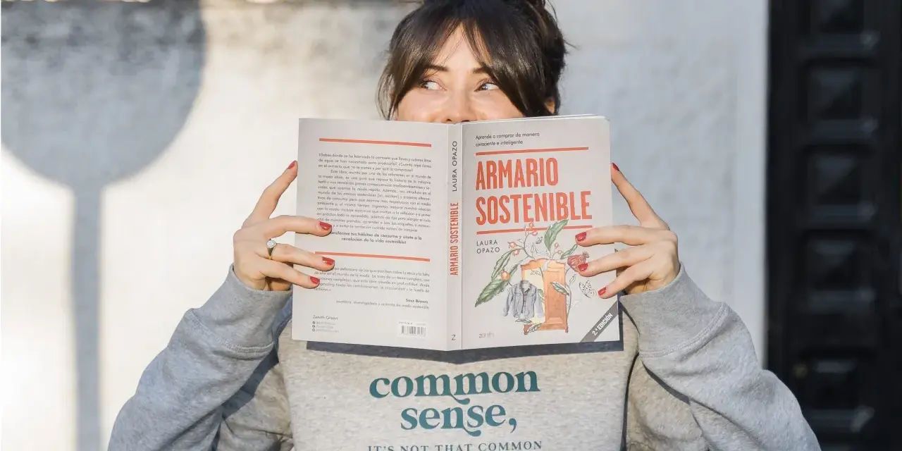 Mujer leyendo "Armario Sostenible", un libro sobre slow fashion España.
