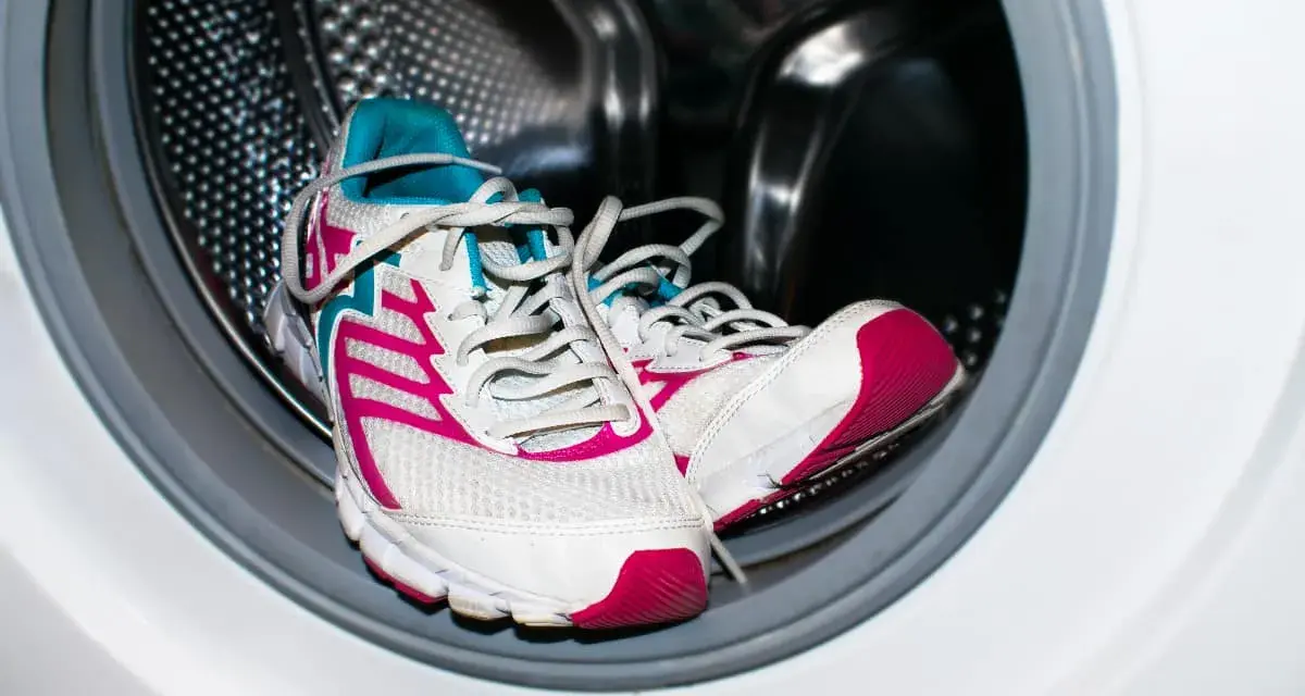 Zapatillas deportivas blancas con detalles fucsia y turquesa listas para ser lavadas en la lavadora. ¡Sí, se pueden lavar las Skechers en la lavadora!