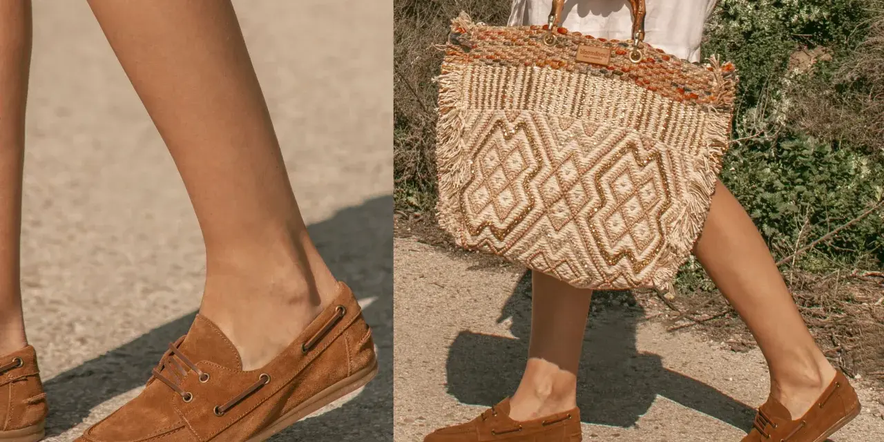 Estilo veraniego: cómo combinar mocasines beige mujer con un bolso de rafia.