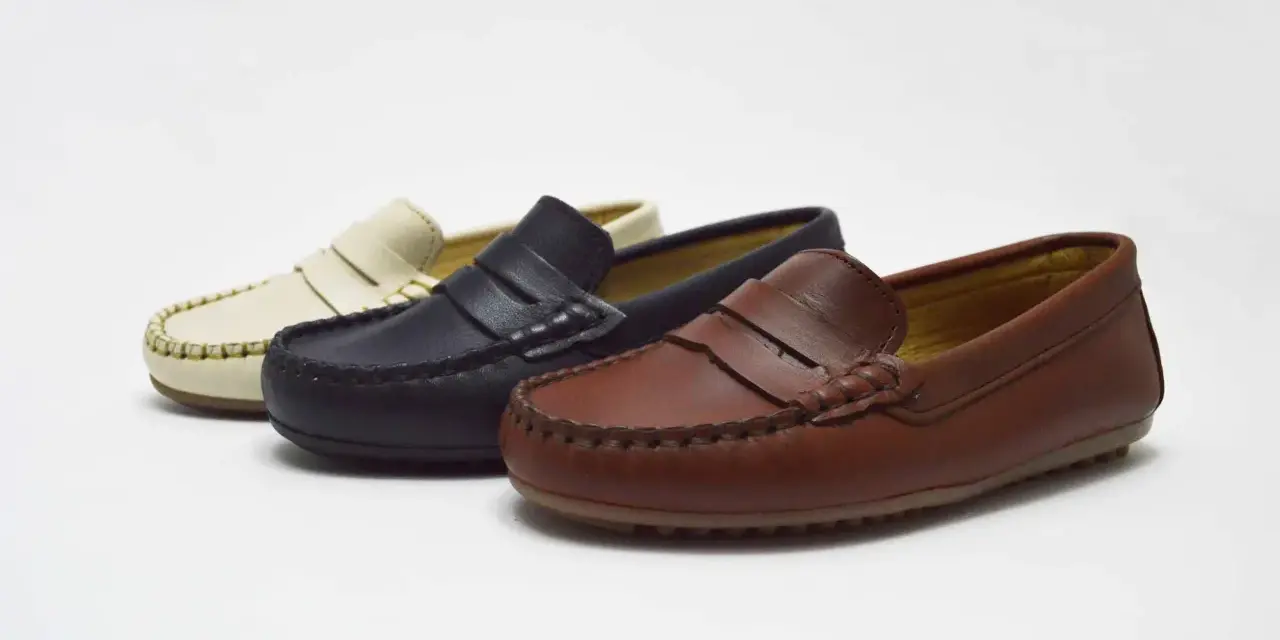 Tres mocasines de niño en colores crema, azul marino y marrón. Ideales para combinar con cualquier atuendo.