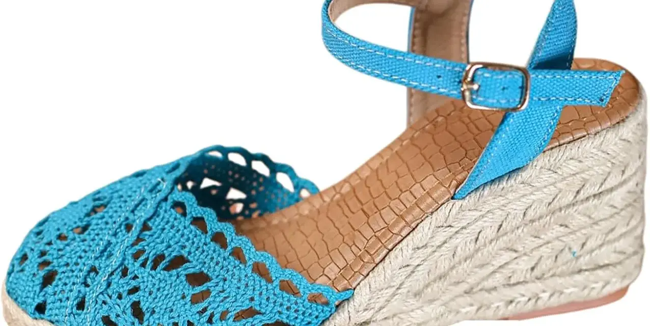 Cuñas ibicencas azules de crochet con correa al tobillo y cuña de esparto. Perfectas para un look veraniego.