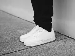 Unas zapatillas blancas impecables, listas para blanquear suela zapatillas y lucir como nuevas.