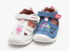 Sandalias Biomecanics de lona: una blanca con jirafa, otra vaquera con "smile".