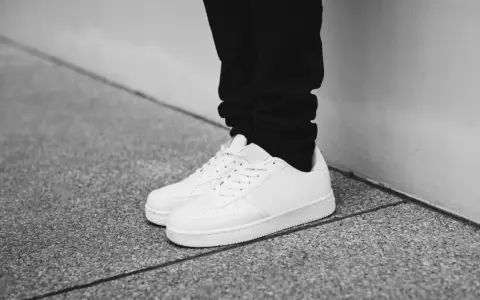 Unas zapatillas blancas impecables, listas para blanquear suela zapatillas y lucir como nuevas.