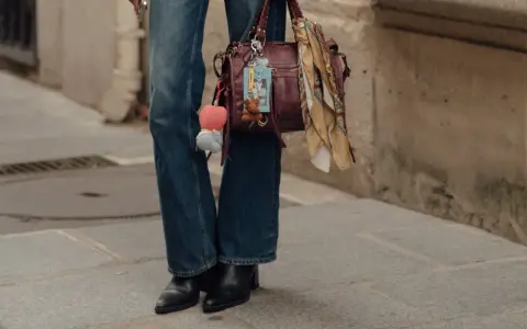 Botas negras y vaqueros acampanados, el look perfecto de zapatos para llevar con vaqueros mujer.