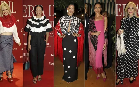 Cinco mujeres posan en una alfombra roja. Una lleva un look con lunares y un chal rojo, como un pescaito.